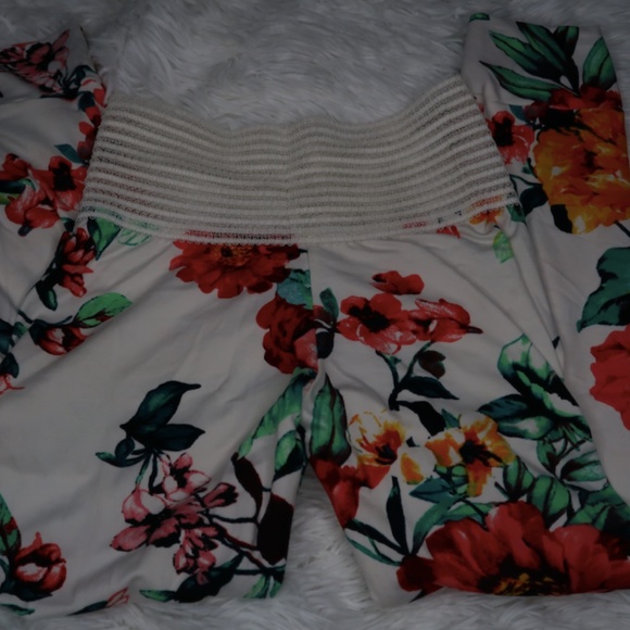 Cute Booty Lounge Capri Floral Leggings Size XS Great Condition - Picture 1 of 5
